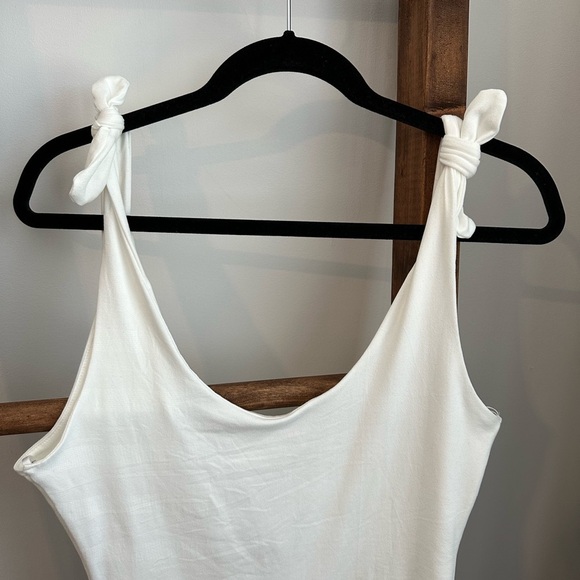 Lulu’s White Bodysuit with bows NWT - Picture 3 of 7